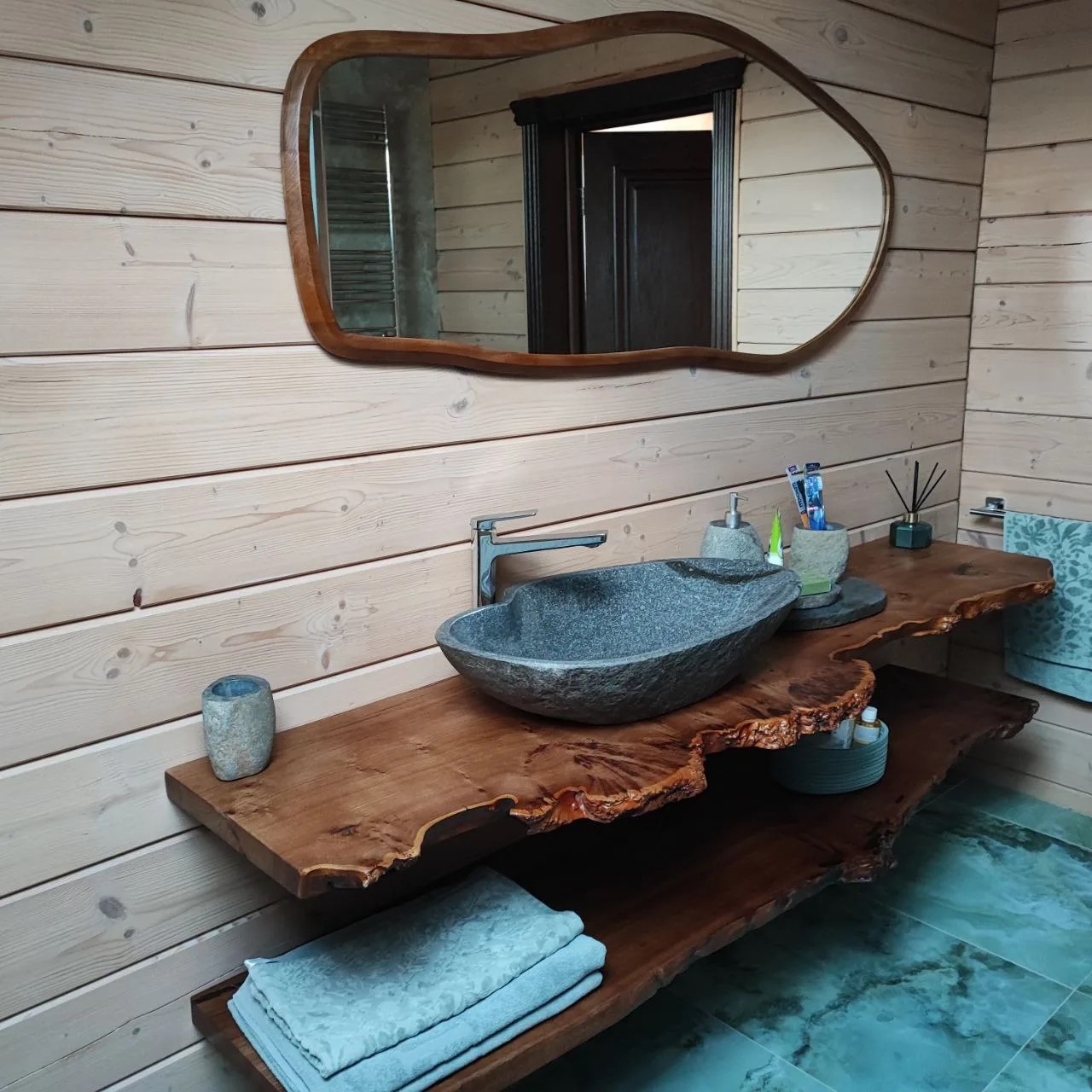 Деревянная столешница для ванной с каменной накладной раковиной
